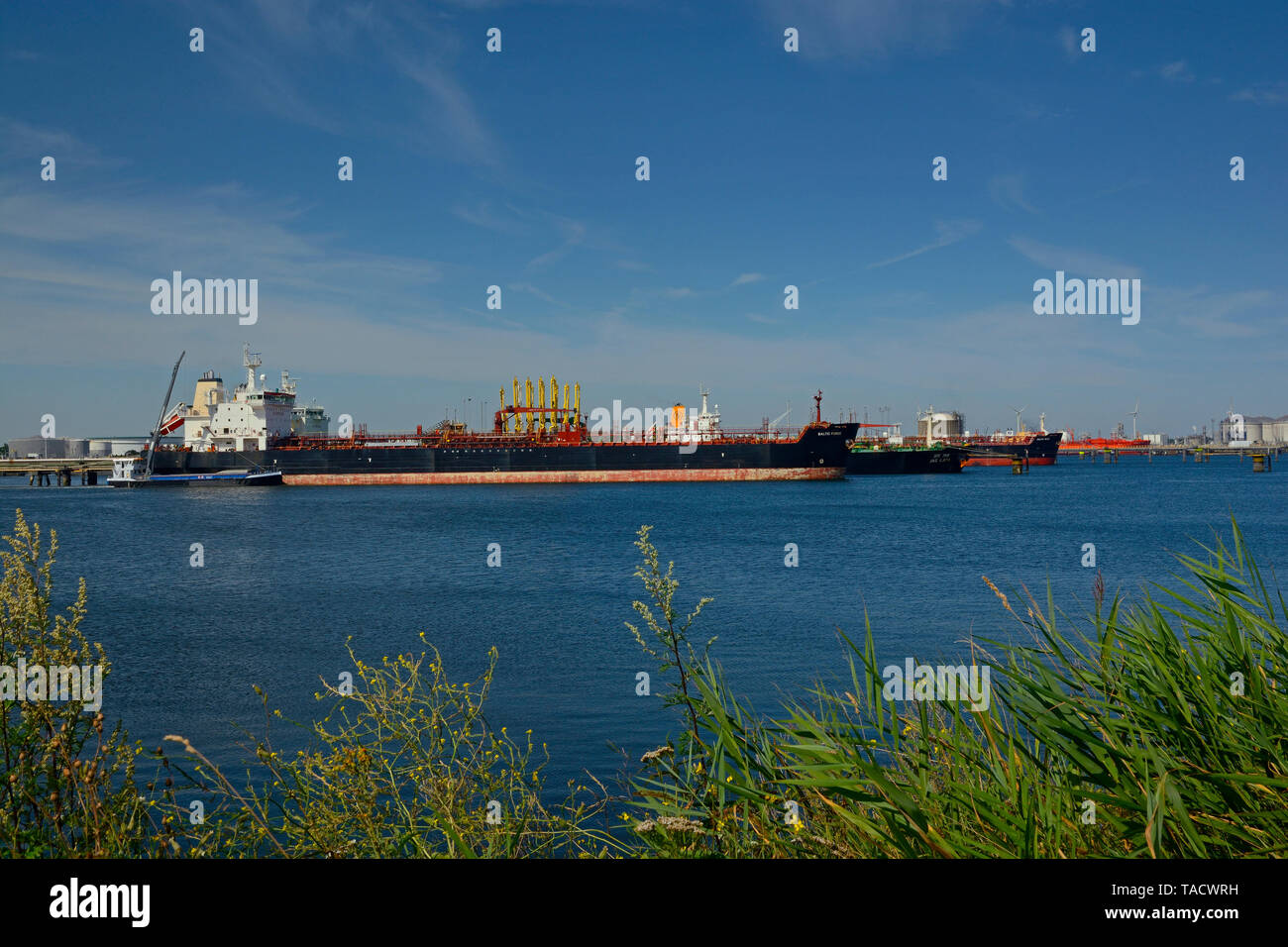 Hafen von Rotterdam Zuid Holland/Niederlande - Juli 24, 2014: Tanker Entladen und Laden von Erdöl und petrochemischen Produkten in europoort 7 e Petro Stockfoto