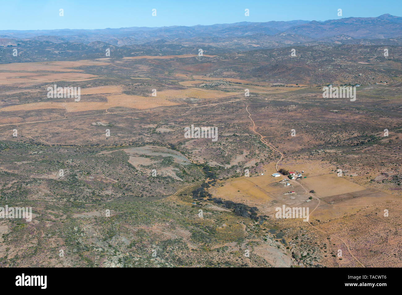 Luftaufnahme der Landschaft südlich der Stadt Springbok in der Northern Cape Provinz von Südafrika. Stockfoto