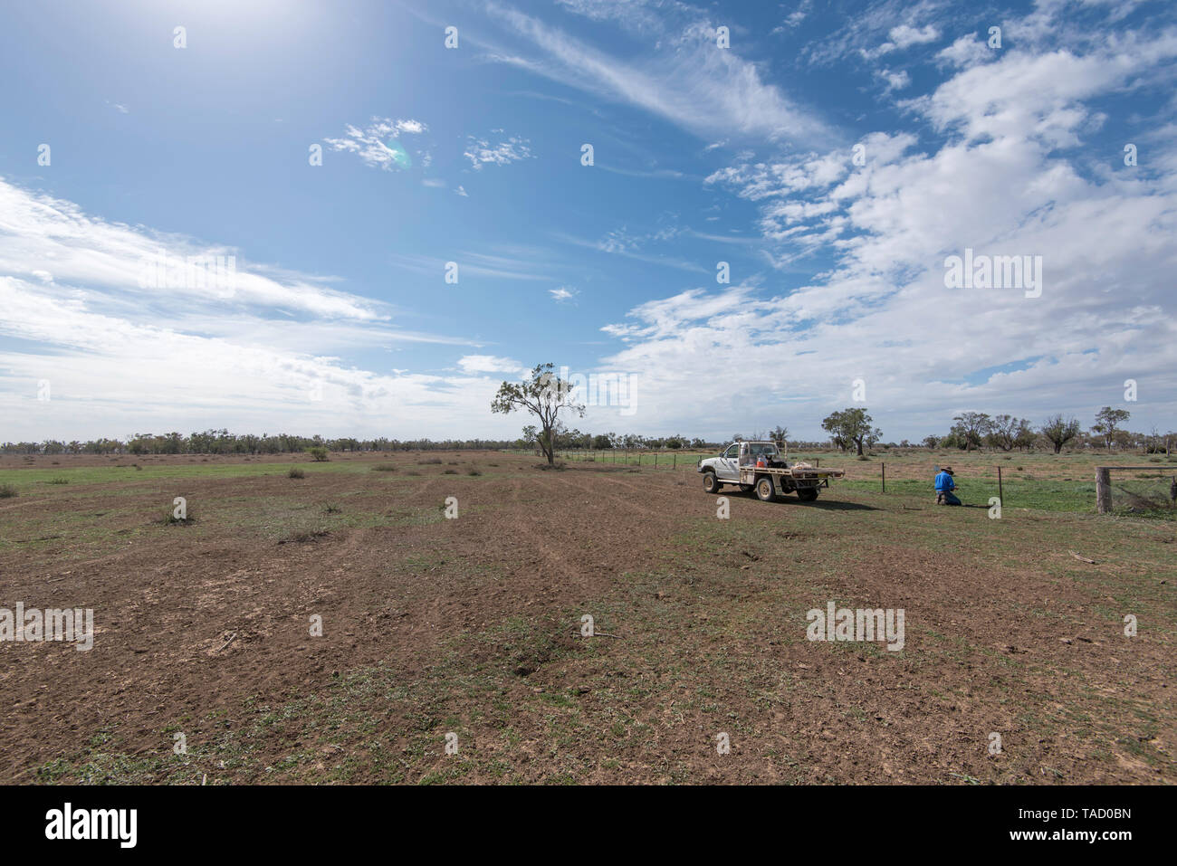 Mai 2019 Burren Junction Australien: Auf eine Dürre heimgesucht Eigenschaft in der North West New South Wales, Bauer Richard Marshall Reparatur einer beschädigten Draht Zaun. Stockfoto