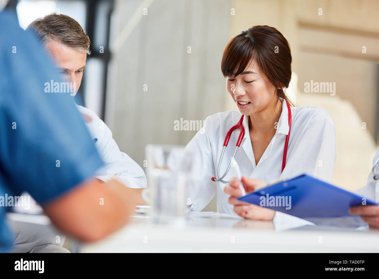 Junge Ärztin oder Krankenschwester in einem Krankenhaus training Workshop Stockfoto