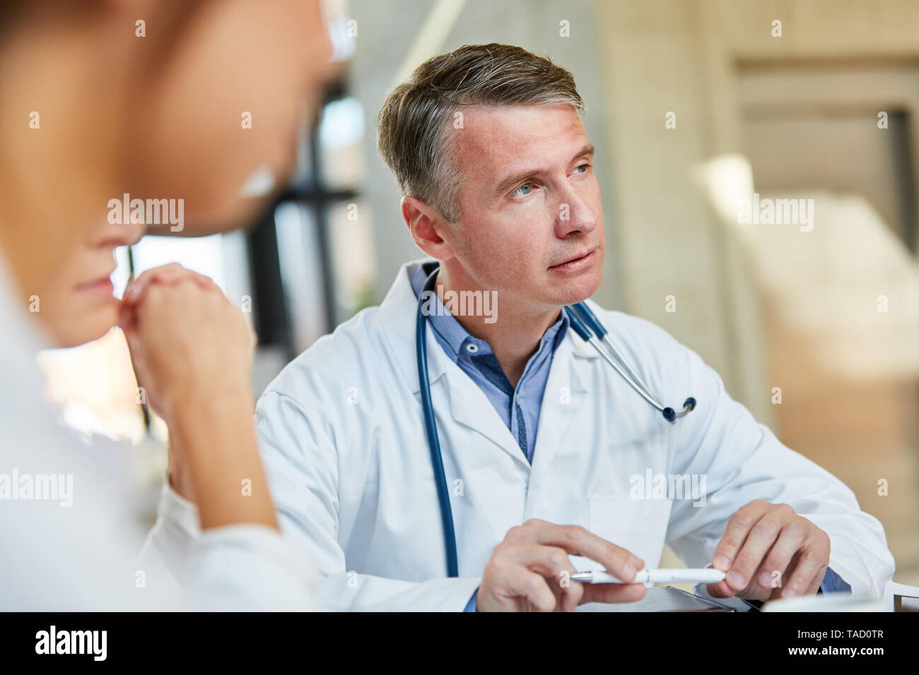Arzt als Leitender Arzt mit Kompetenz und Verantwortung in einer Sitzung in der Klinik Stockfoto