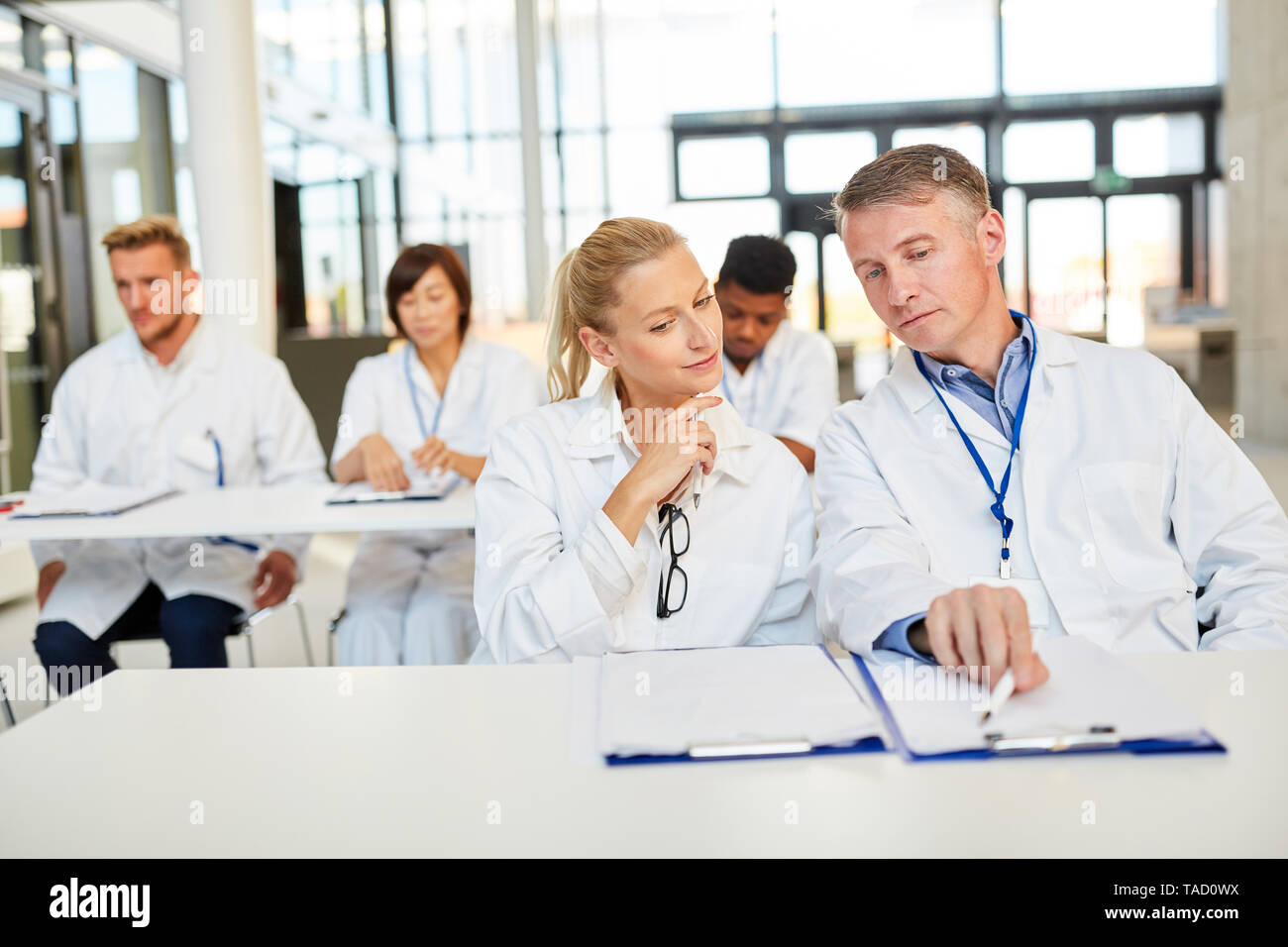 Hören Gruppe von Ärzten in einem Seminar zu einer Präsentation Stockfoto