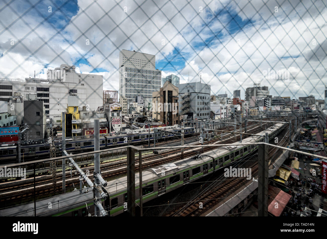 Schienen überqueren der Stadt. Blick aus dem Bügeleisen net. Stockfoto