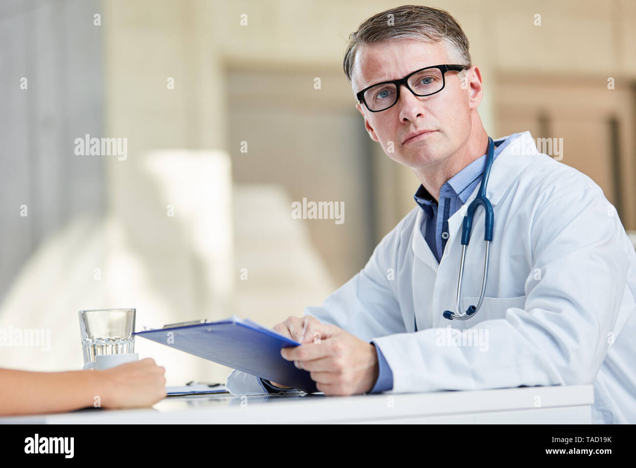 Arzt als leitender Arzt oder Klinik Direktor mit Autorität und Verantwortung in seinem Büro Stockfoto