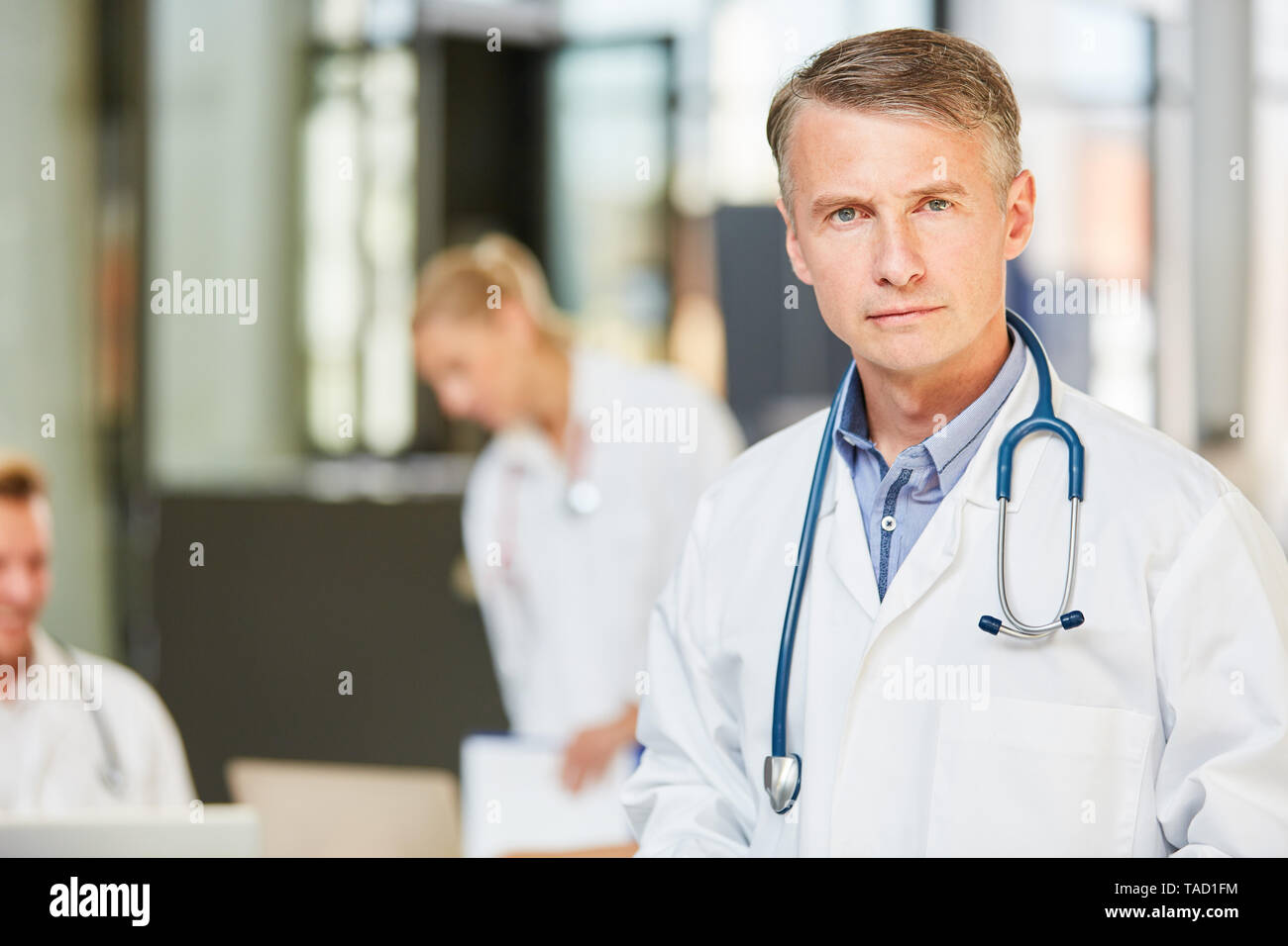 Der Mensch als Oberarzt mit Kompetenz und Verantwortung in einer Klinik oder Krankenhaus. Stockfoto