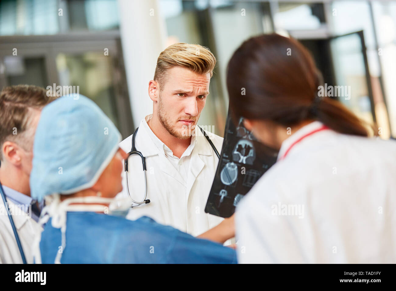 Medizinisches Team in der Radiologie diskutiert eine Diagnose der MRI-Abschnitt vor der Operation Stockfoto