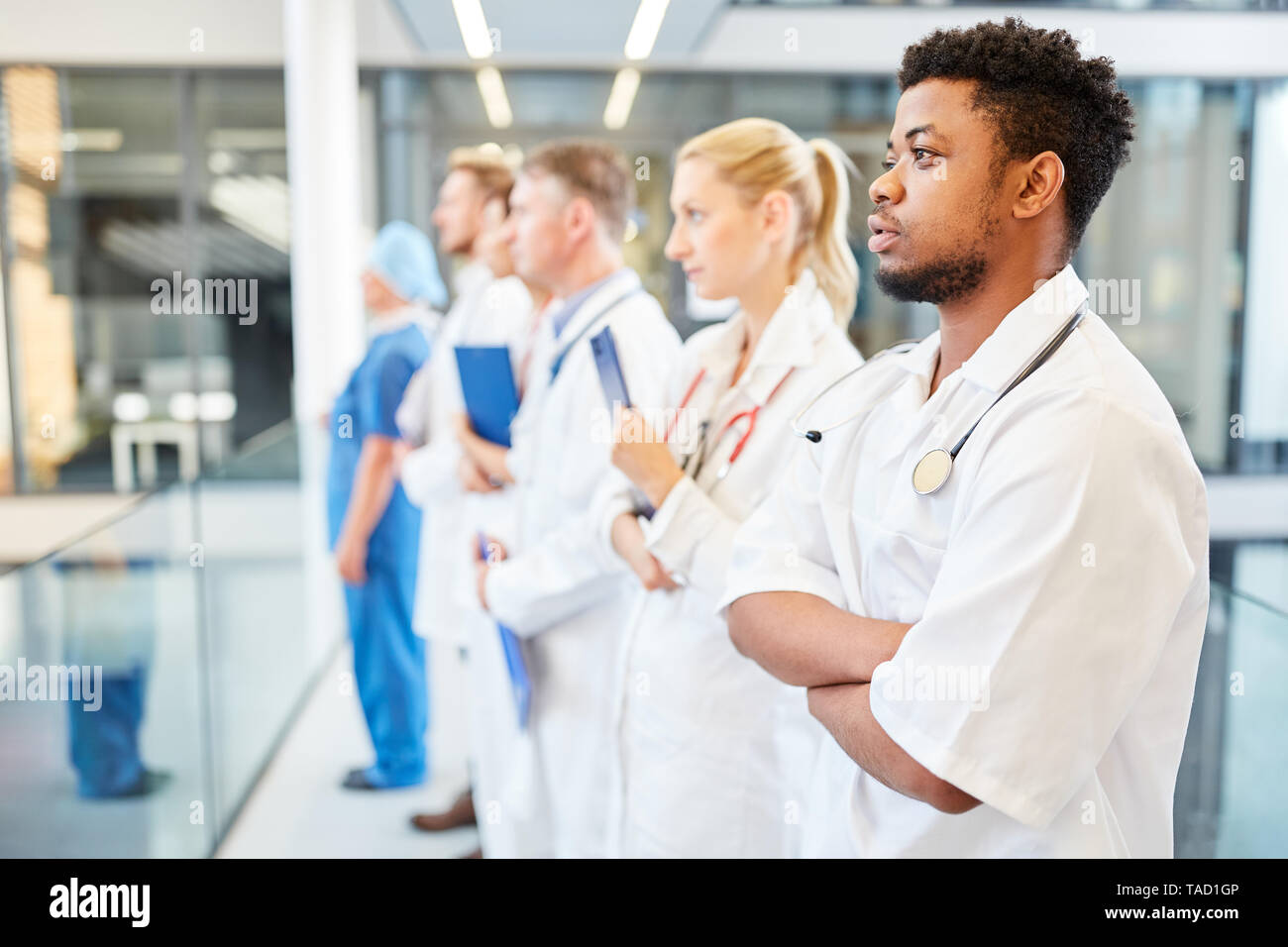 Multikulturelle medizinisches Team mit Ärzten und Krankenschwestern zusammen im Krankenhaus Stockfoto