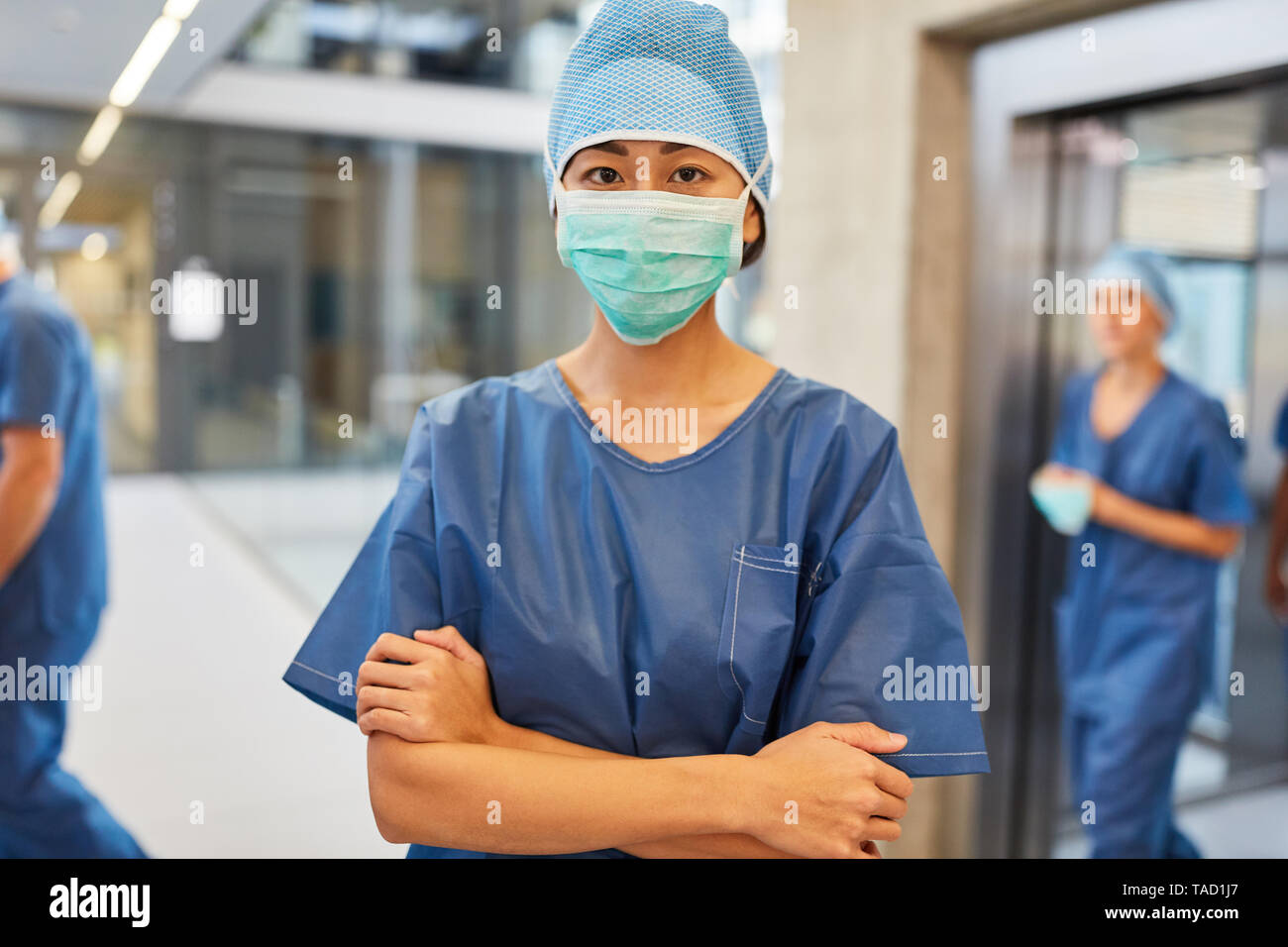 Chirurgen mit Waffen vor der Notaufnahme oder vor der Intensivstation gekreuzt Stockfoto
