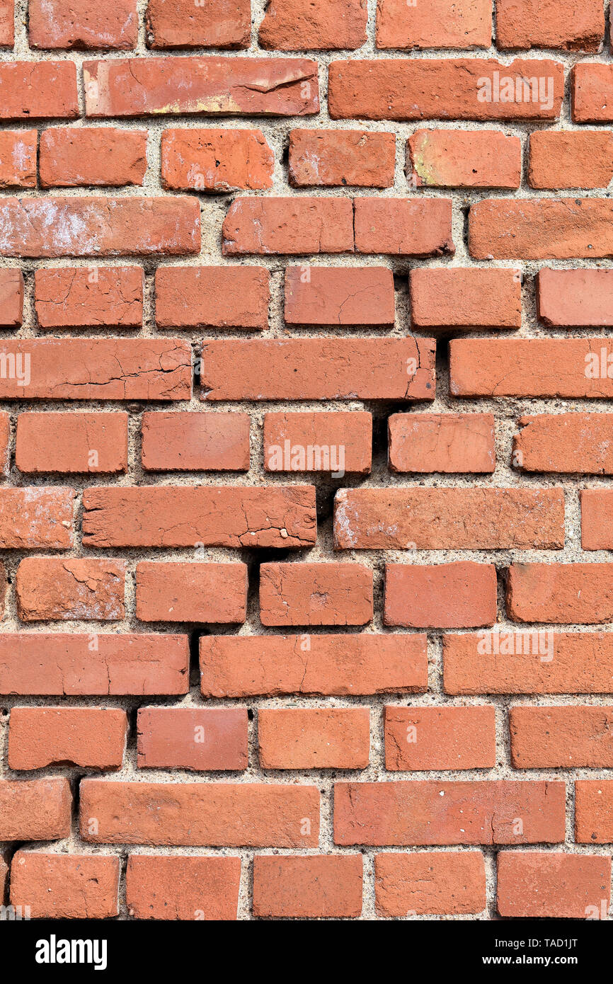 Riss in der Fassade aus Ziegeln Stockfoto