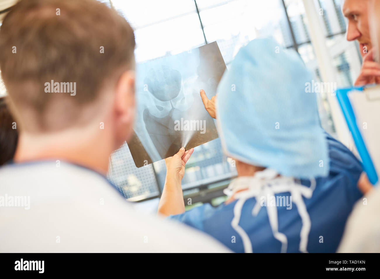 Medizinisches Team in der Radiologie Diagnostik sieht bei einem x-ray zusammen Stockfoto