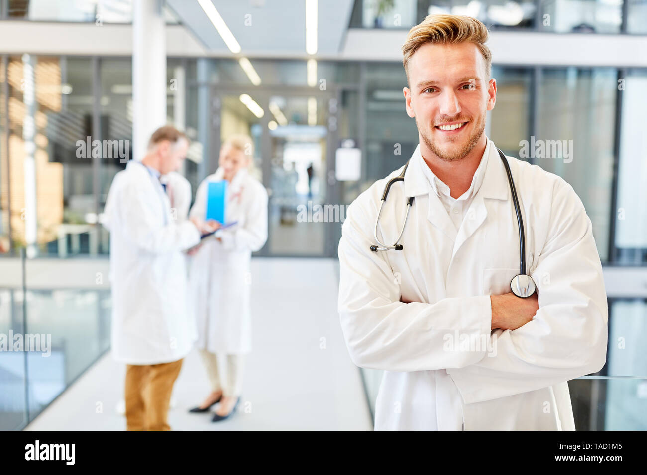 Erfolgreiche junge Assistenzärztin im Krankenhaus oder als Student in Medical School Stockfoto