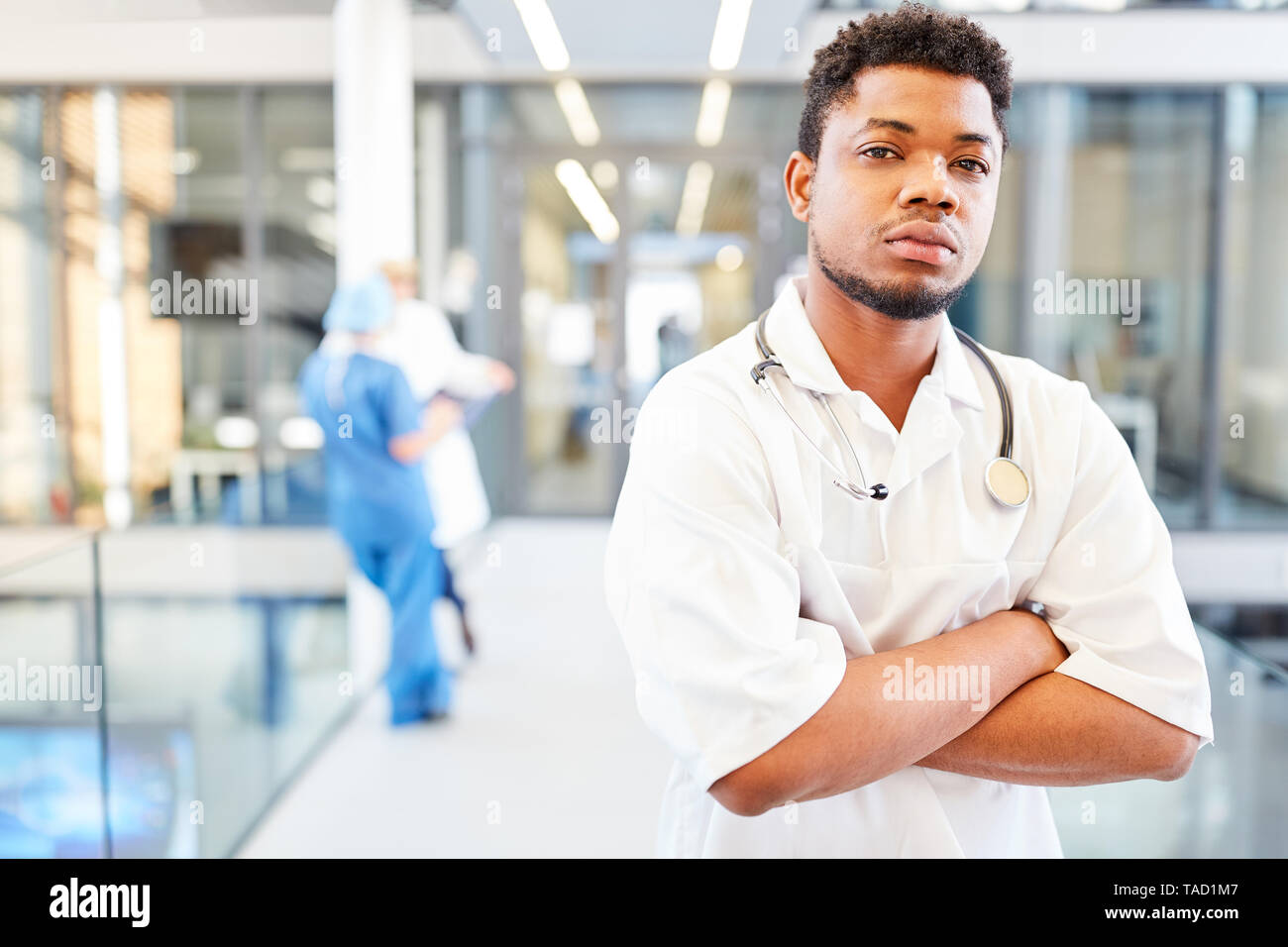 Junge afrikanische Menschen als medizin student oder medizinische Assistentin im Krankenhaus Stockfoto