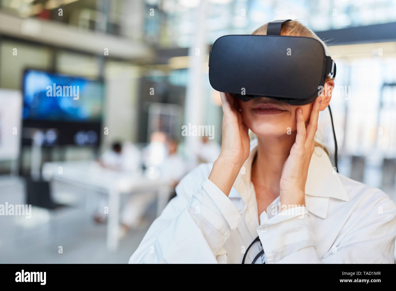 Weibliche Arzt für VR-Brille mit 3D-Visualisierung für eine Medizin der Zukunft Stockfoto