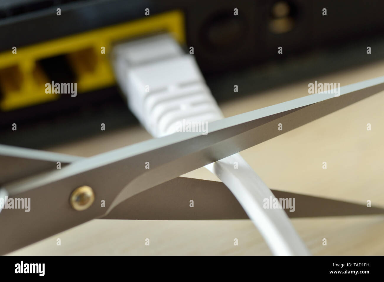 Schere schneiden Internet Modem Router Kabel-Konzept der Netzwerk- und Datensicherheit Stockfoto