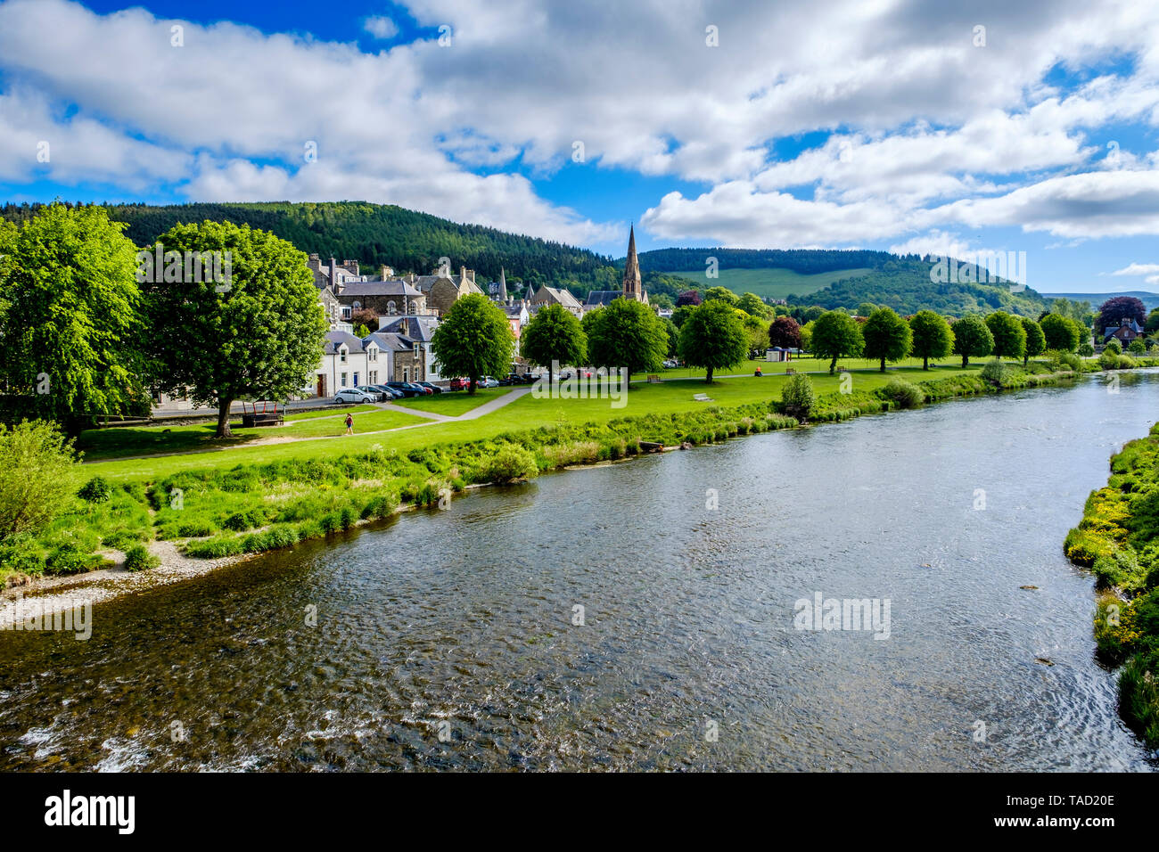 Der Fluss Tweed fließt durch die Scottish Borders Stadt Peebles, Schottland Stockfoto