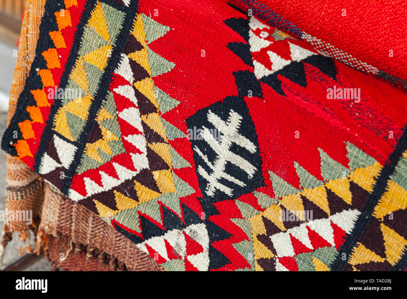 Wollenen Teppich mit farbenfrohen orientalischen Ornamenten. Nahaufnahme mit weichen selektiven Fokus Stockfoto