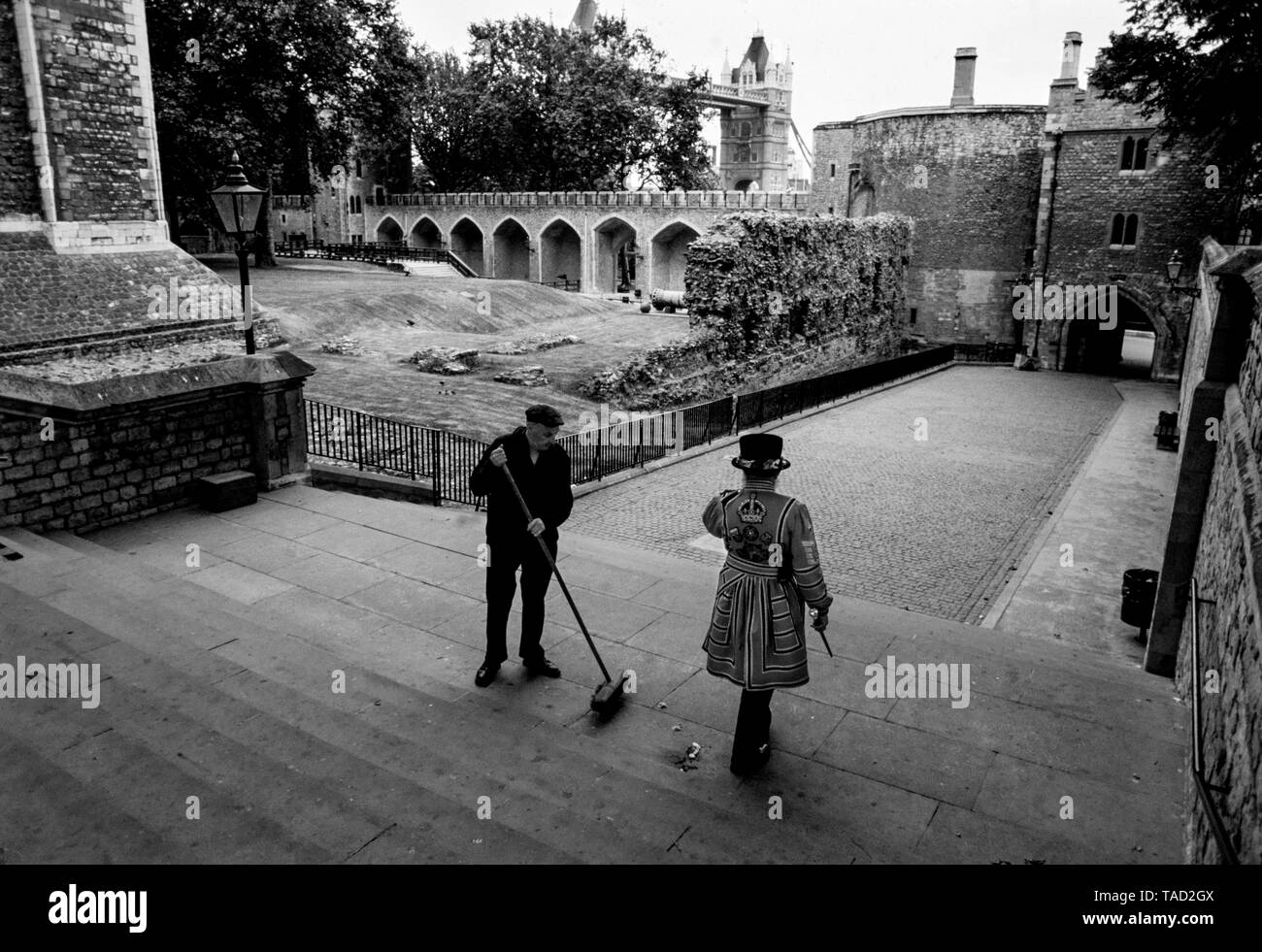 Tower of London, London England 1985 Fotos mit Erlaubnis für die Illustrated London News Magazin 1985, wo ich den Zugang hinter die Kulissen hatte vor und nach der Turm geöffnet und für die Öffentlichkeit geschlossen. Der Tower von London, offiziell Her Majesty's Royal Palace und Festung der Tower von London, ist eine historische Burg auf dem Nordufer der Themse im Zentrum von London. Er liegt im Londoner Stadtteil Tower Hamlets, vom östlichen Rand der Square Mile der Stadt London, die von der Open Space als Tower Hill. Es wurde Ende 1066 als gegründet. Stockfoto