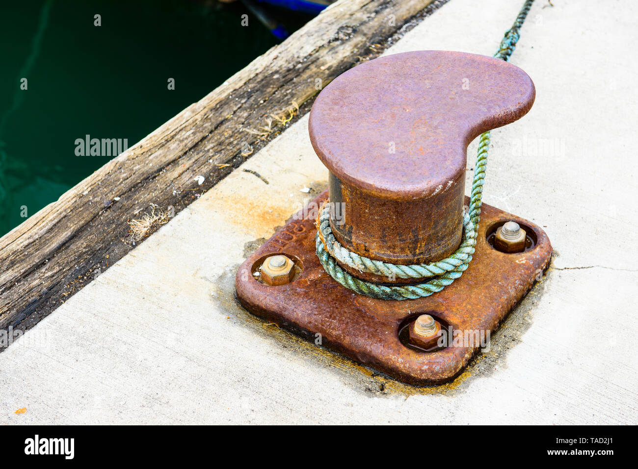 Nahaufnahme von Poller am Wharf gebrauchte Boote zu binden bis zu Stockfoto