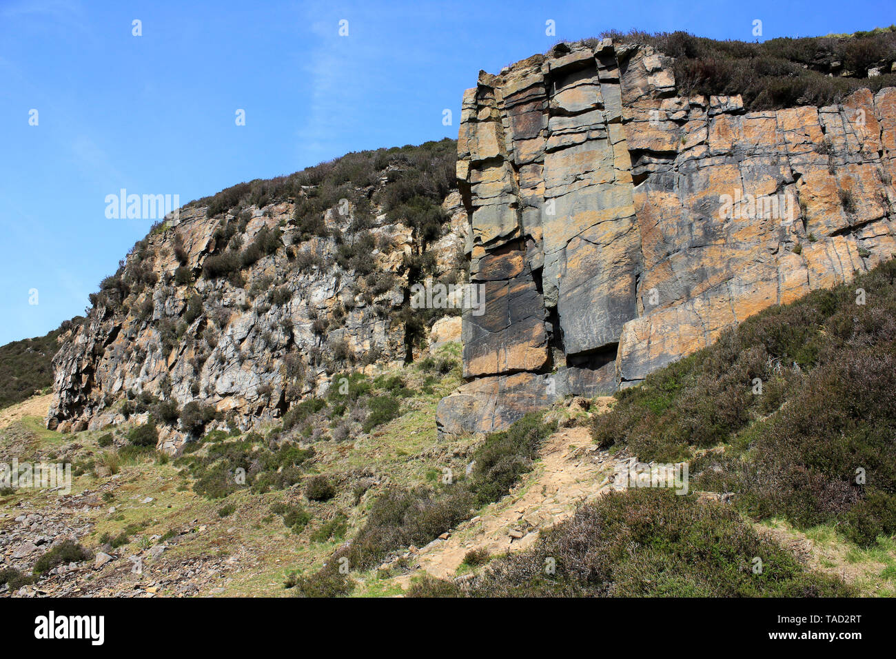 Felswand der Mühlstein Grit - ein Sandstein aus der Steinkohlenzeit entstanden, Dekan Schwarz Bach, Anglezarke, nr White Coppice, Lancashire Stockfoto
