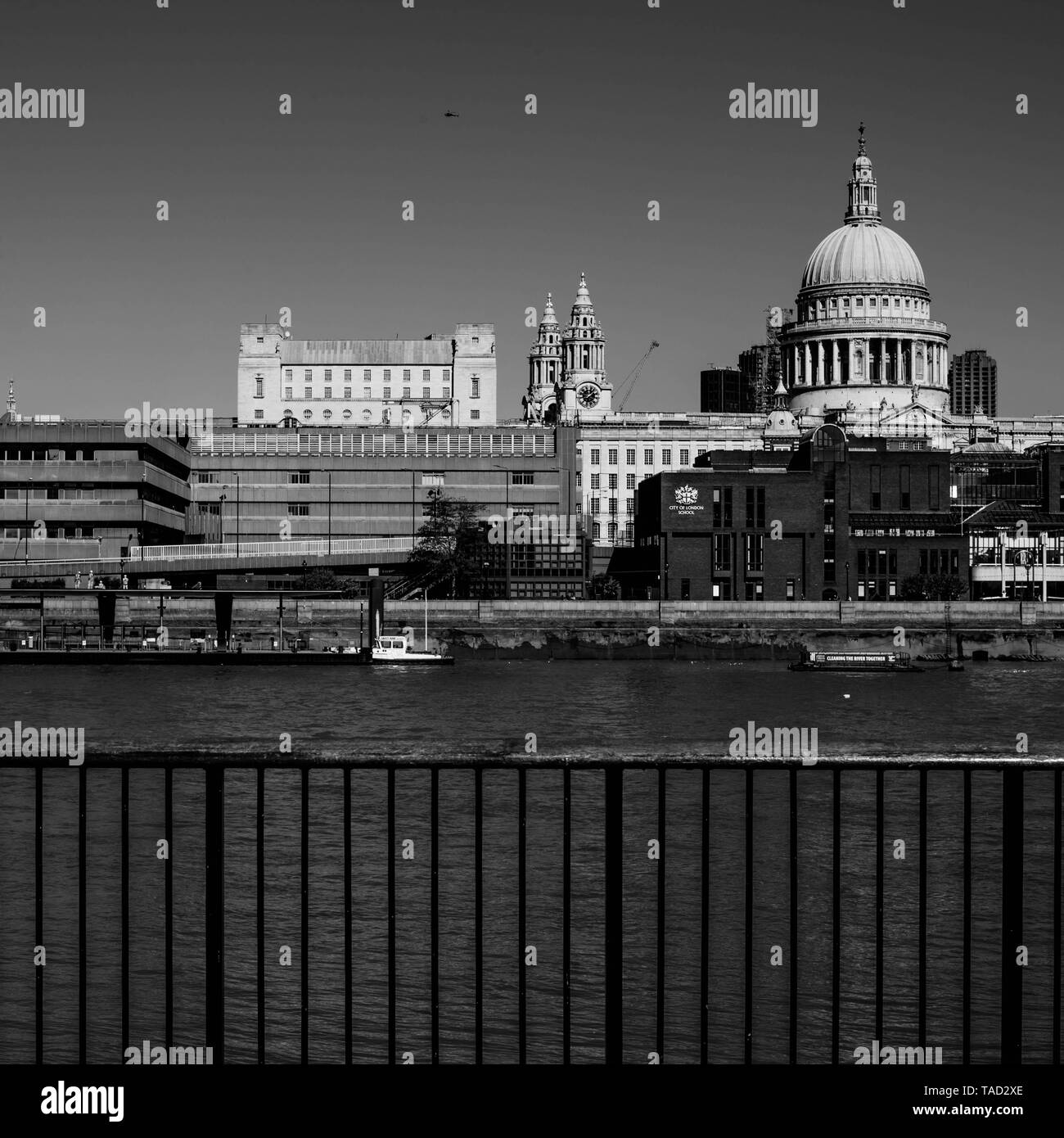 St. Pauls Kathedrale in London mit Blick über die Themse. Stockfoto