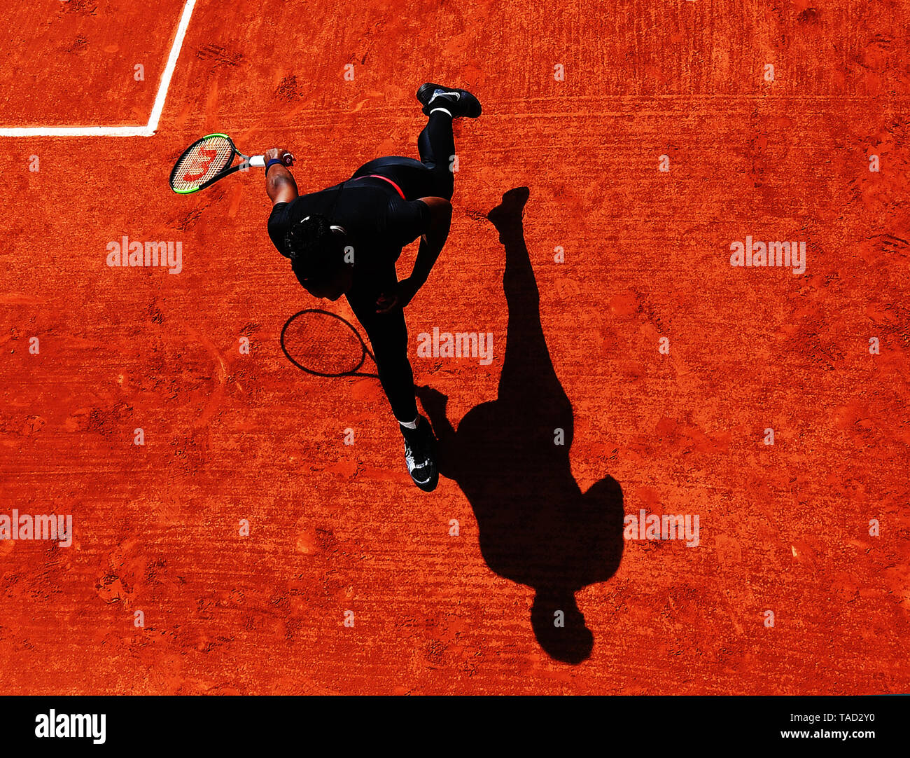 PARIS Roland Garros French Open 2018 30/05/2018 Silhouette von Serena Williams (USA) Als jagt eine verlorene Sache während des Spiels verdoppelt Stockfoto