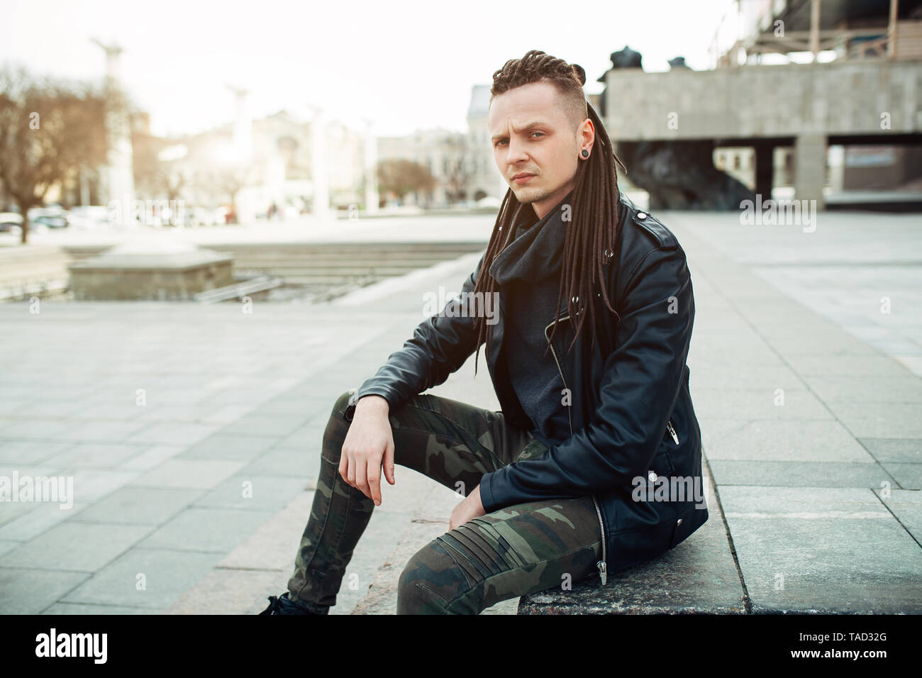 Mann als punk rocker verkleidet -Fotos und -Bildmaterial in hoher ...