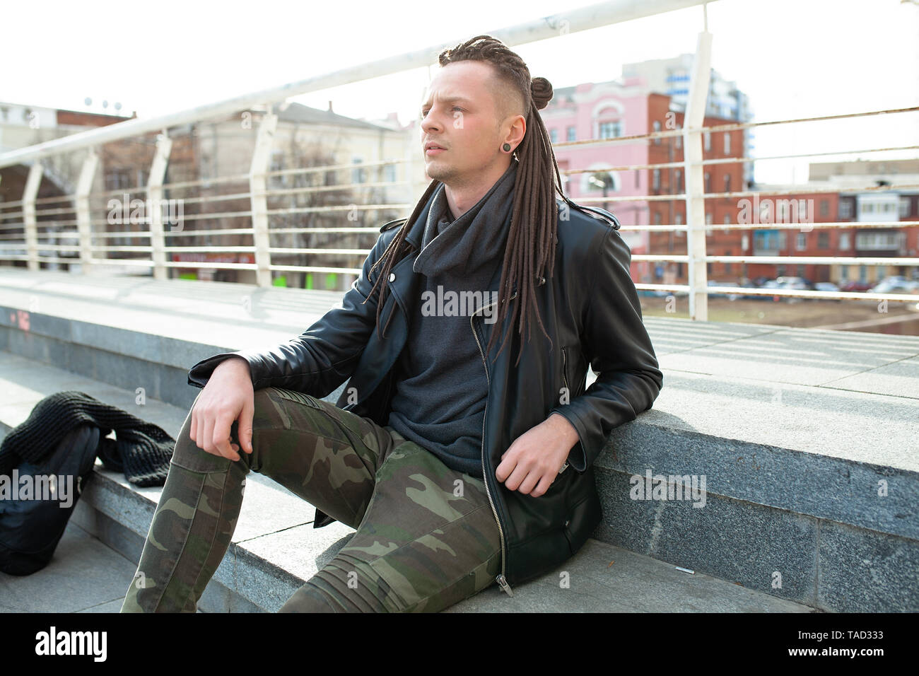 Mann als punk rocker verkleidet -Fotos und -Bildmaterial in hoher ...