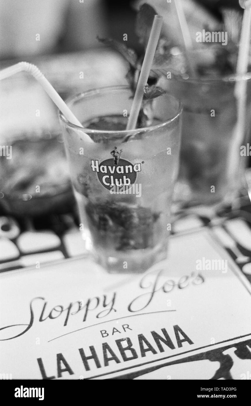 Ein mohito ist in Sloppy Joe's Bar La Habana Kuba serviert. Stockfoto