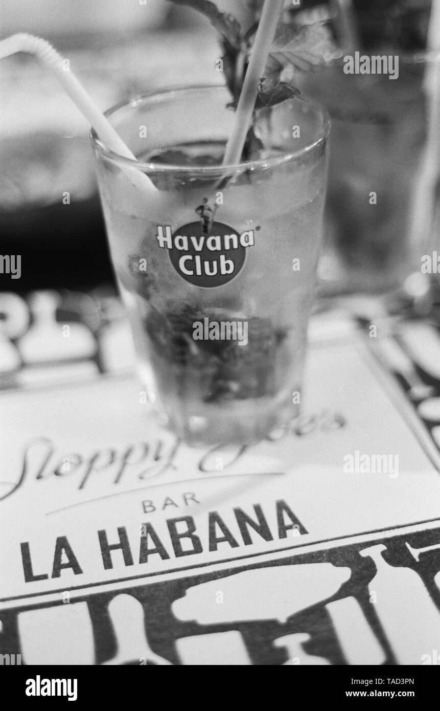 Ein mohito ist in Sloppy Joe's Bar La Habana Kuba serviert. Stockfoto