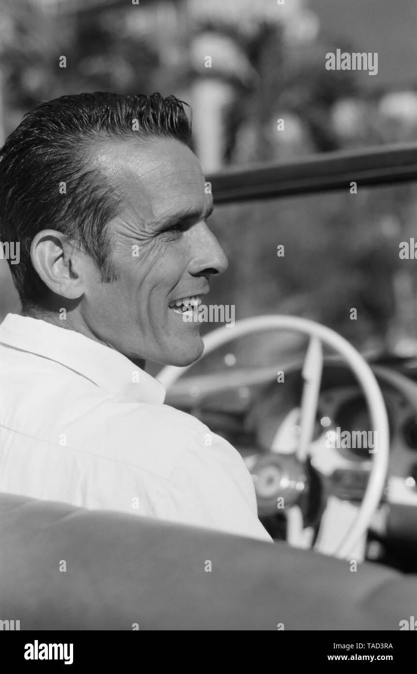 Ein Taxi Fahrer wartet in seinem 1950er Ford v8 heute für eine Reise rund um Havanna Kuba Stockfoto