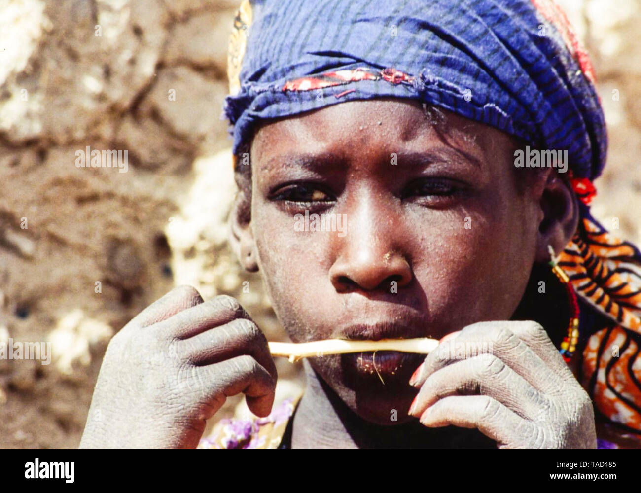 TIMBUKTU, MALI - Februar Circa, 2019. Nicht identifizierte arme afrikanische Kinder jungen schüchtern und neugierige Touristen zu sehen. Mit farbenfrohen traditionellen Clot gekleidet Stockfoto