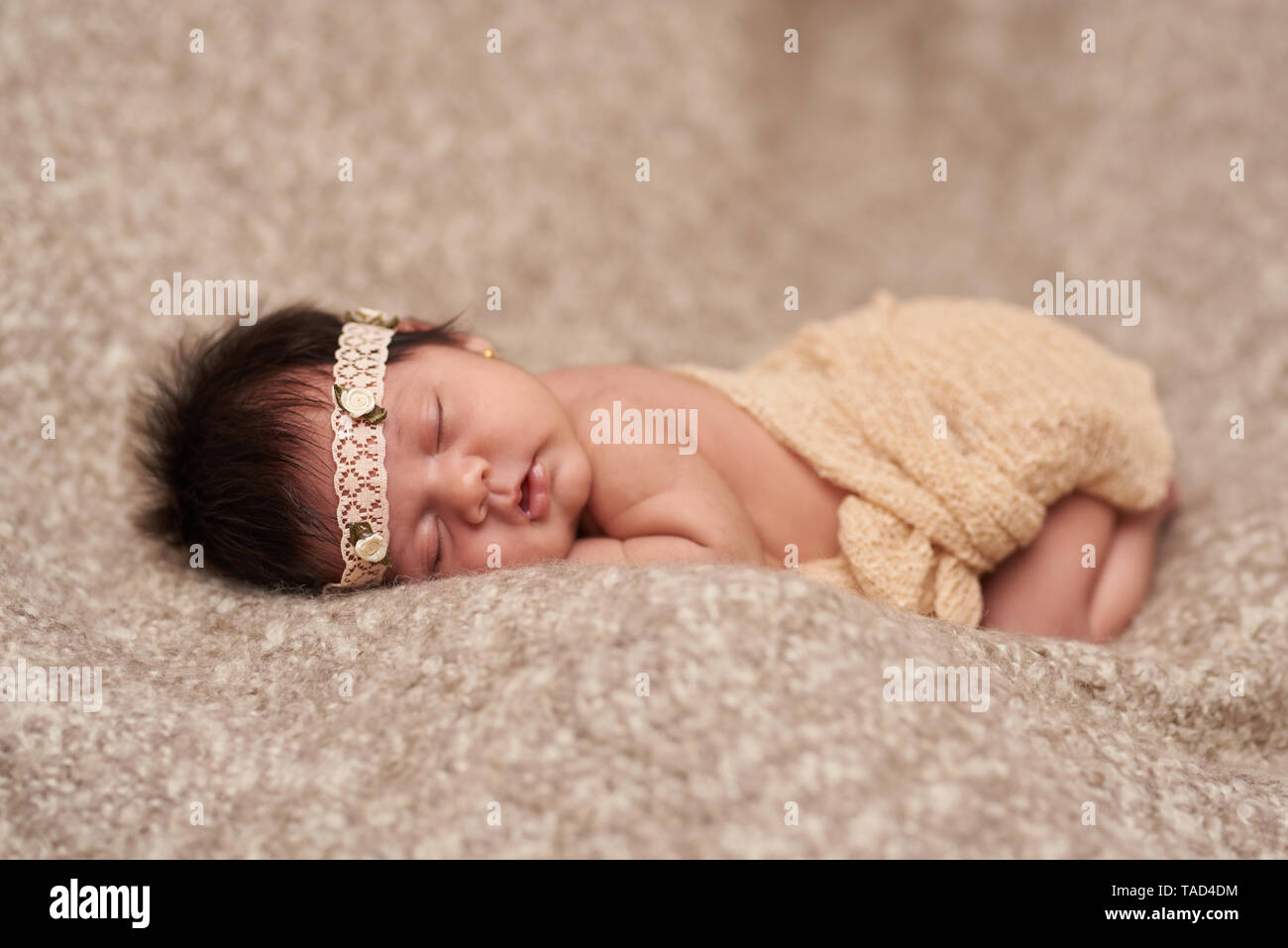 Süß schlafen Neugeborenes Baby auf weiche braune Farbe Decke Stockfoto