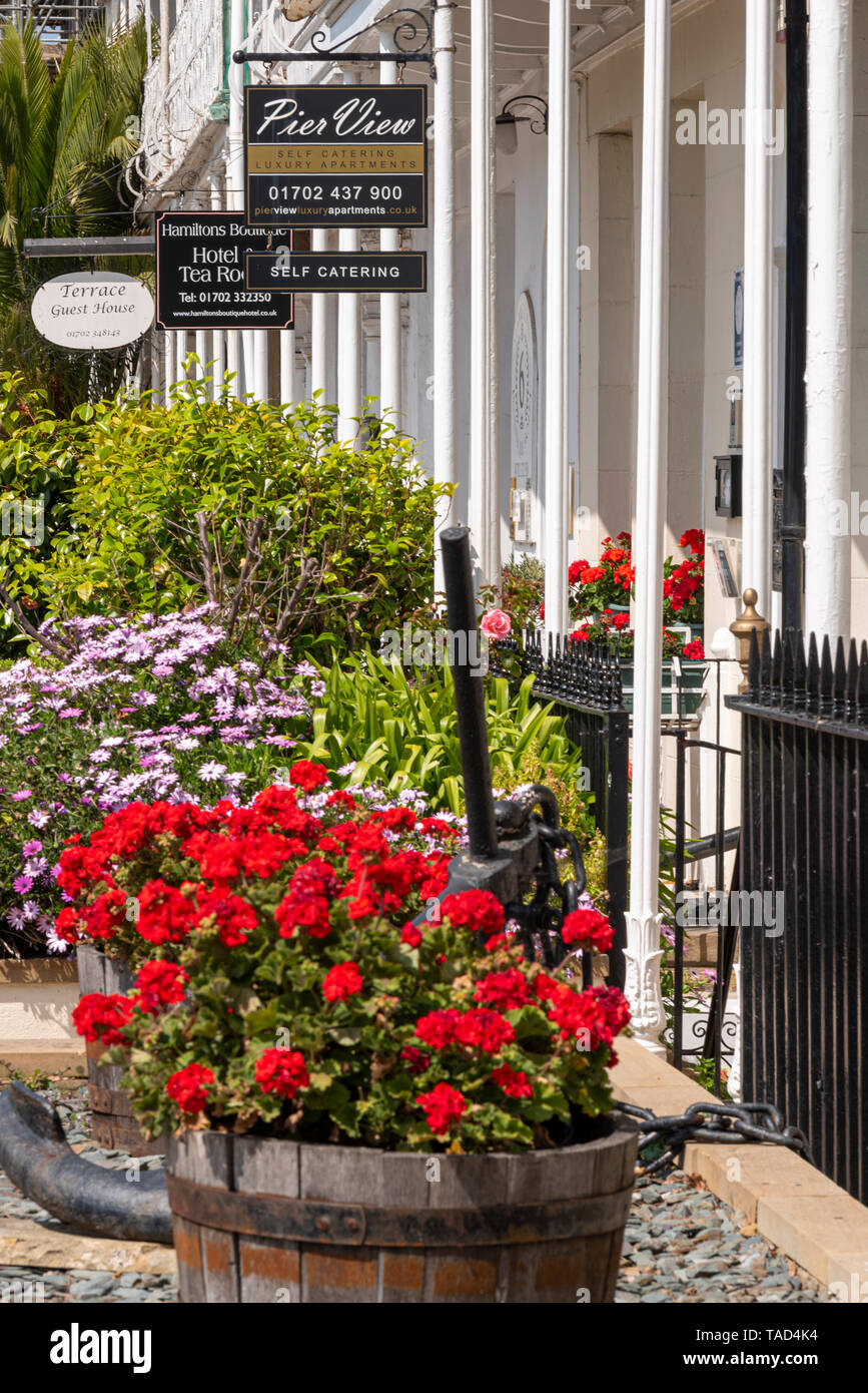 Pier View self catering Luxus Appartements, die sich in die Reihe der königlichen Terrasse Gebäude, Southend On Sea, Essex, Großbritannien. Blumen in Holz- Wannen und Anker Stockfoto