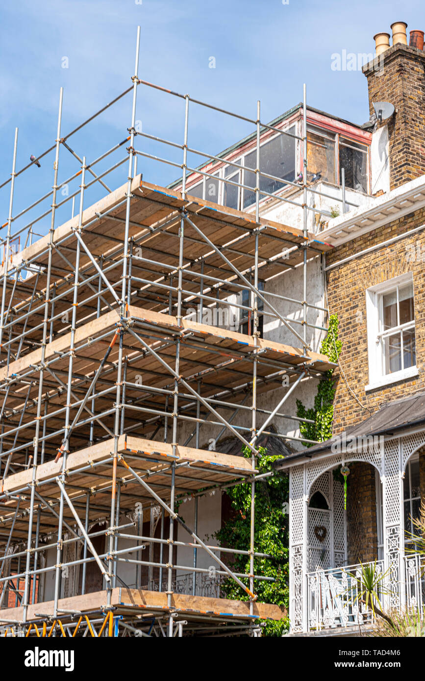 Reparaturarbeiten Gebäudereparaturen auf dem Grundstück in Royal Terrace, Southend on Sea, Essex, Großbritannien. Erbaut zwischen 1791 und 1793. Georgianische Terrasse Stockfoto