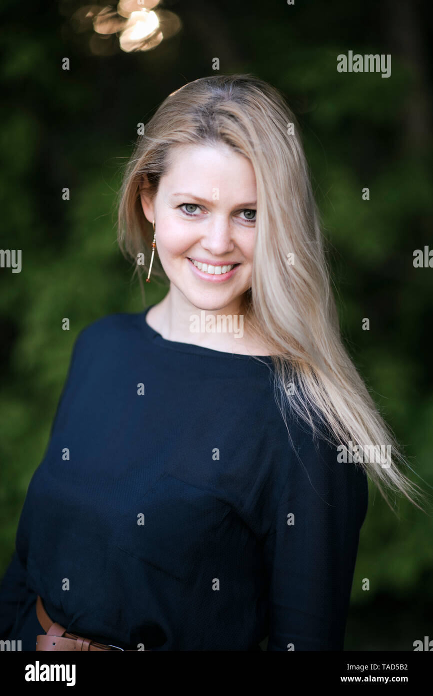 Porträt von lächelnden blonden Frau im freien Stockfoto