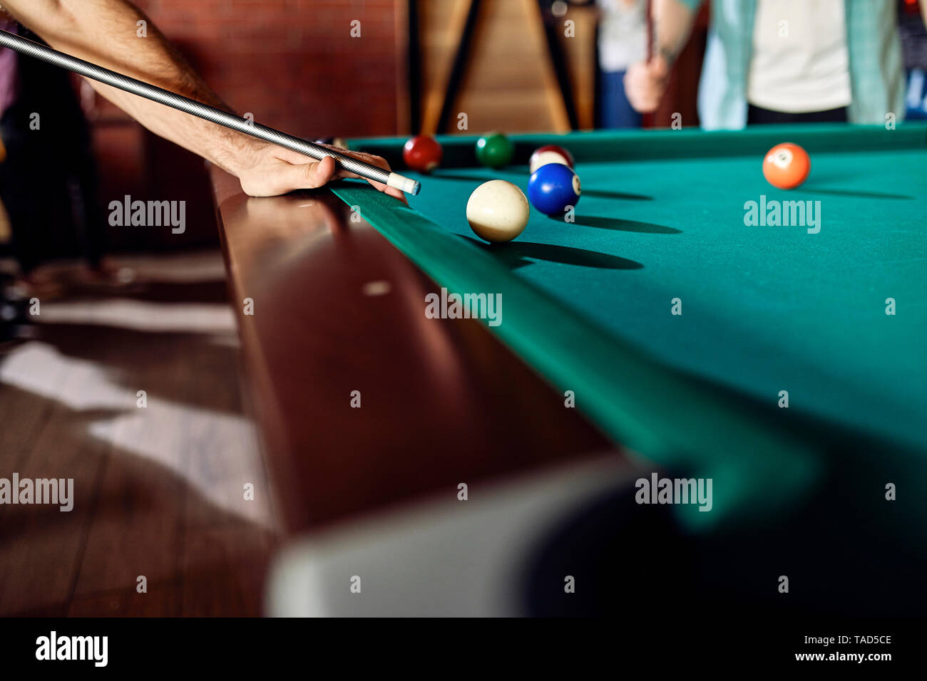 Nahaufnahme der Mann spielt Billard Stockfoto