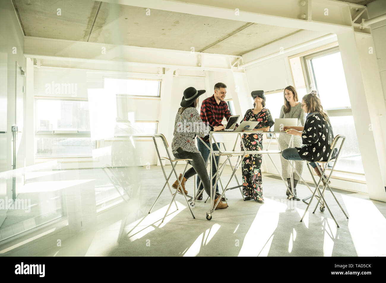Gruppe der kreativen Profis in eine Besprechung in einem hellen Büro, diskutieren neue Lösungen Stockfoto