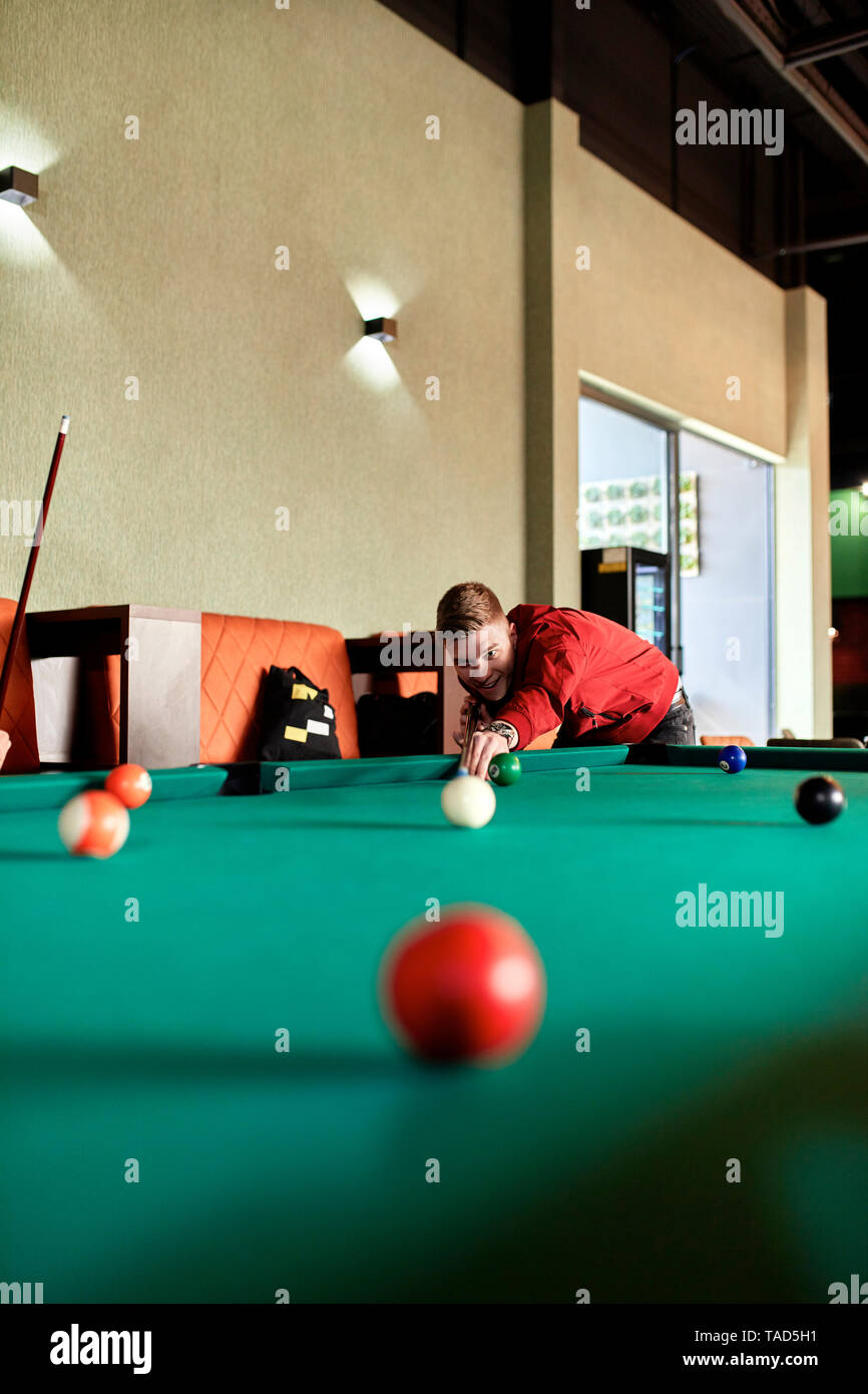 Mann, Billard spielen Stockfoto