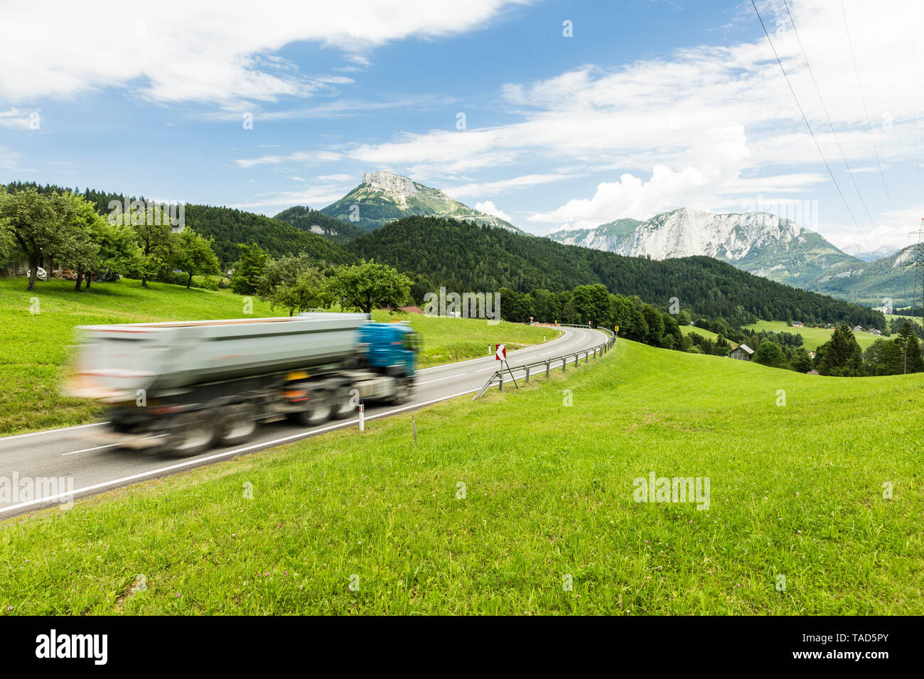 Österreich, Steiermark, Verlierer Fenster im Hintergrund, Lkw auf der Bundesstraße Stockfoto
