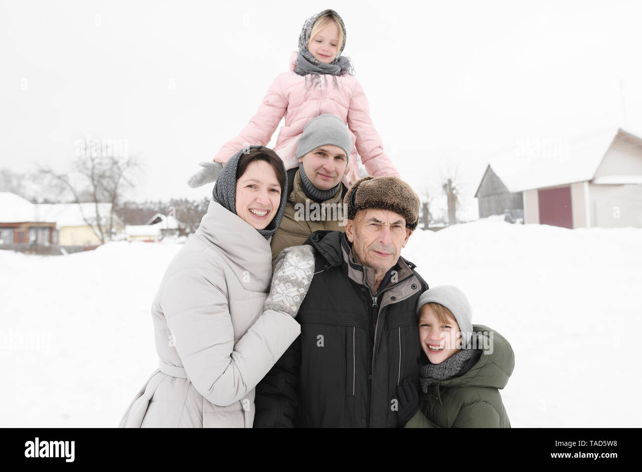 Family Portrait mit Großvater im Winter Stockfoto