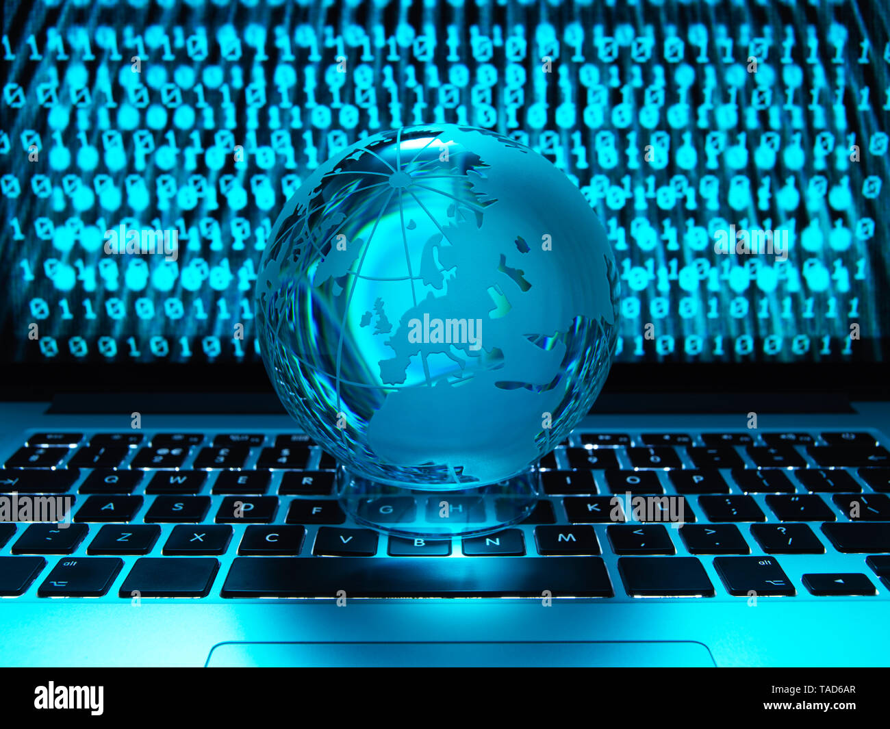 Kugel, welche die Welt auf einem Laptop Computer mit Bildschirm durch eine Cyber Attack angesteckt worden Stockfoto