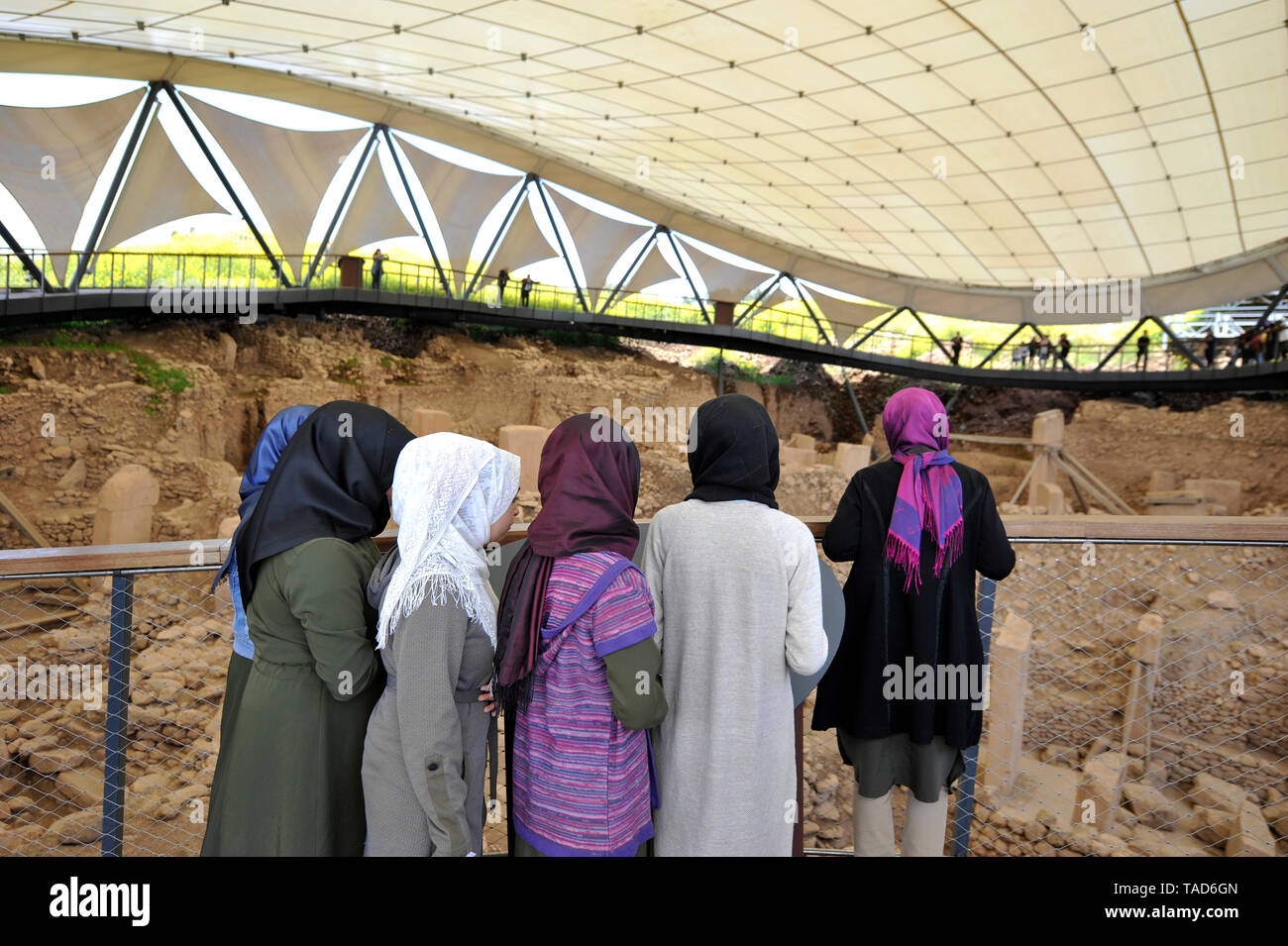 Eine Gruppe von muslimischen Frauen Umfrage der Blick auf die archäologische Ausgrabung eines alten Stein ceremonial site an Gobekli Tepe in Sanliurfa, Türkei Stockfoto