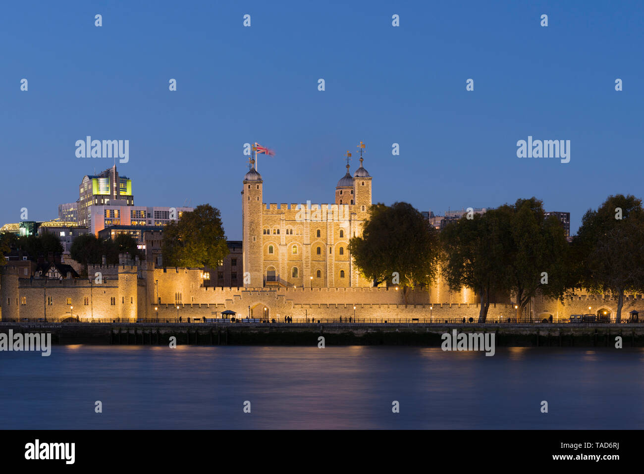 UK, London, Themse, Tower von London bei Nacht Stockfoto
