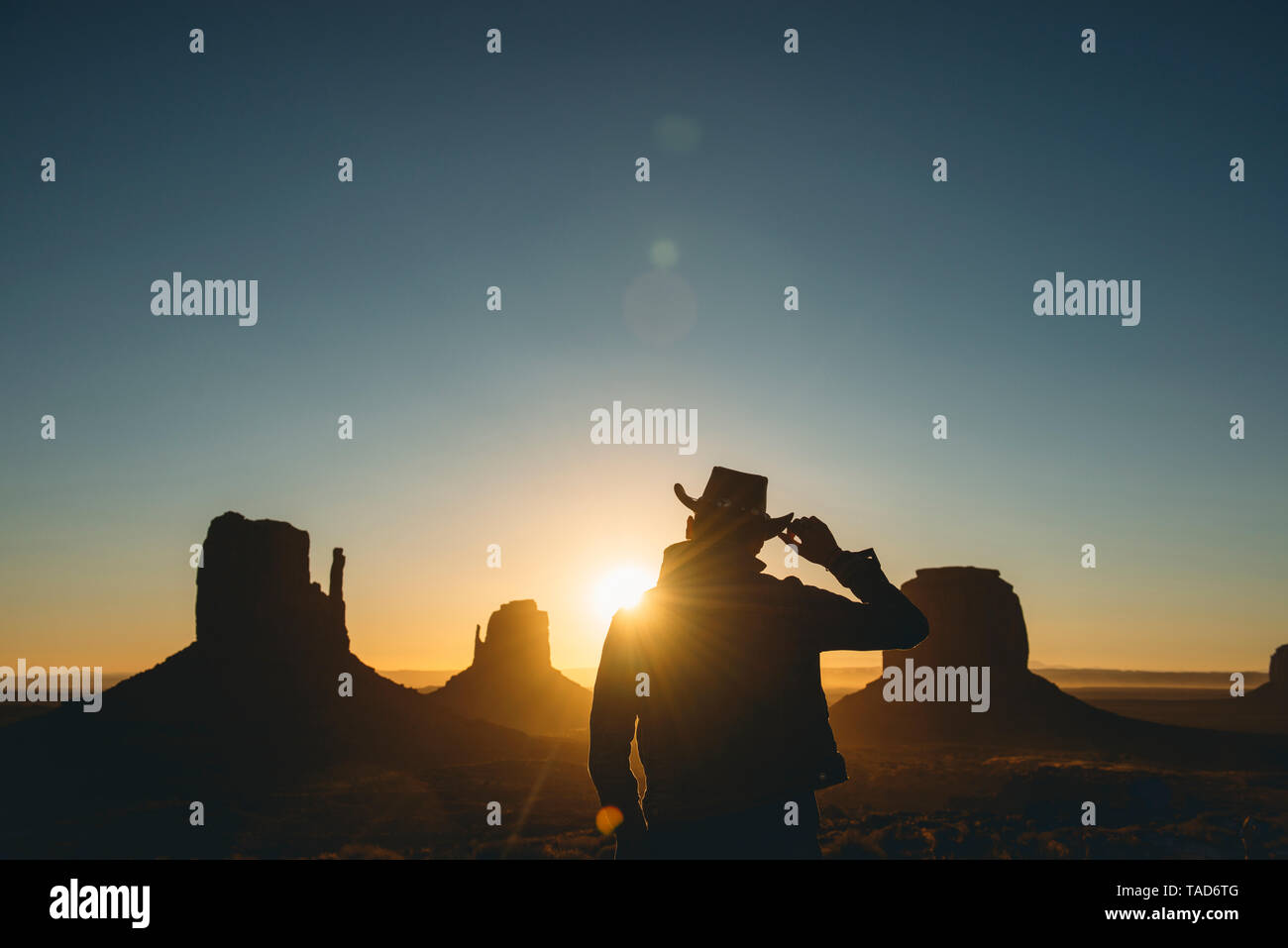 USA, Utah, Monument Valley, Silhouette der Mann mit dem Cowboyhut Sonnenaufgang beobachten Stockfoto