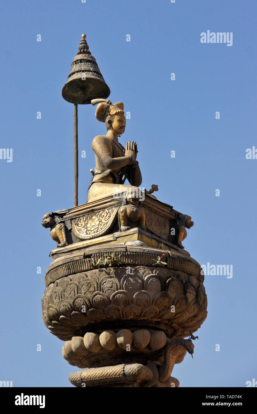 Bronze Statue von König Bhupatindra Malla auf einem Stein Spalte in Durbar Square, Bhaktapur, Tal von Kathmandu, Nepal Stockfoto