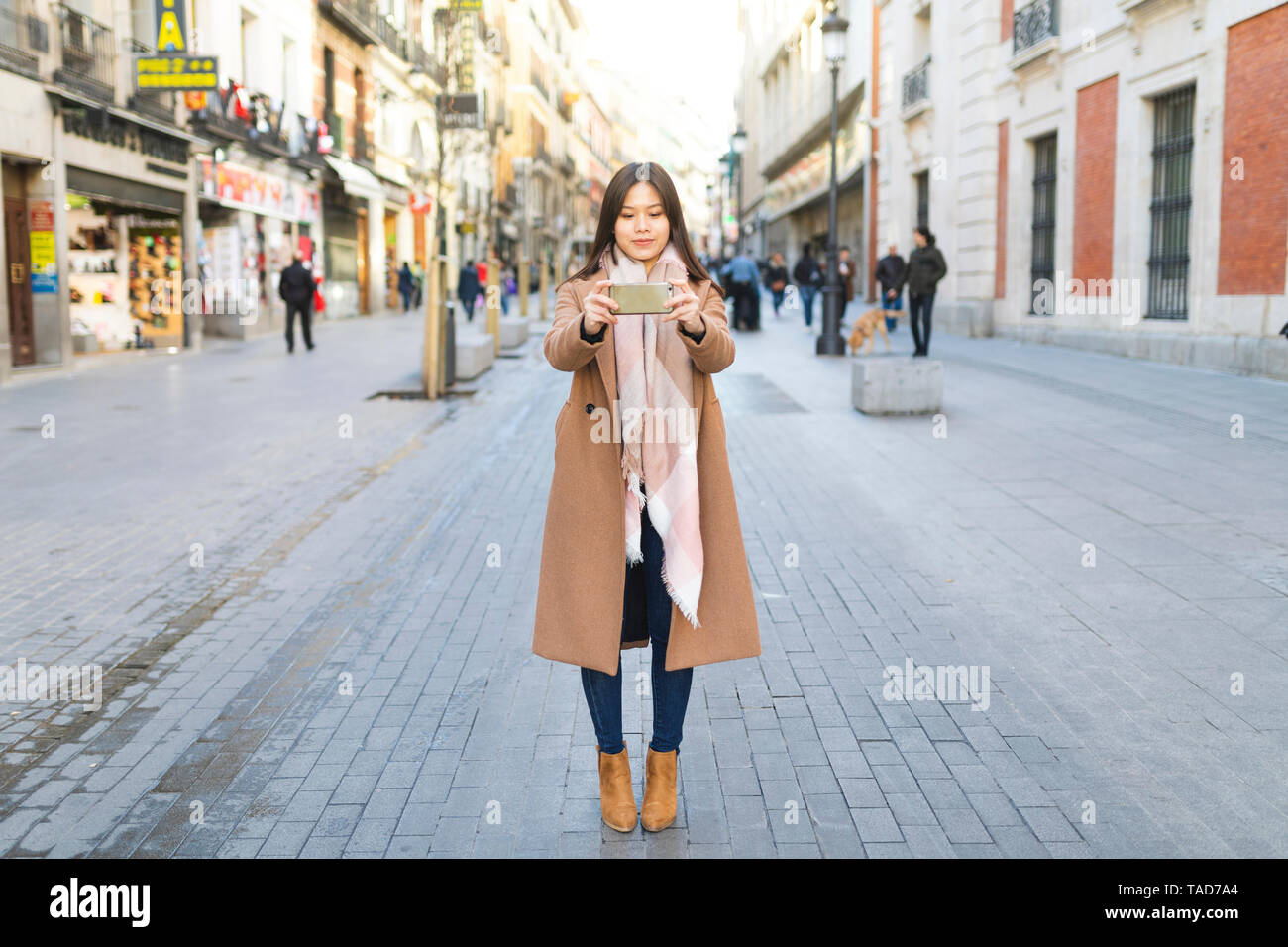 Spanien, Madrid, junge Frau die Bilder mit einem Smartphone in der Stadt Stockfoto