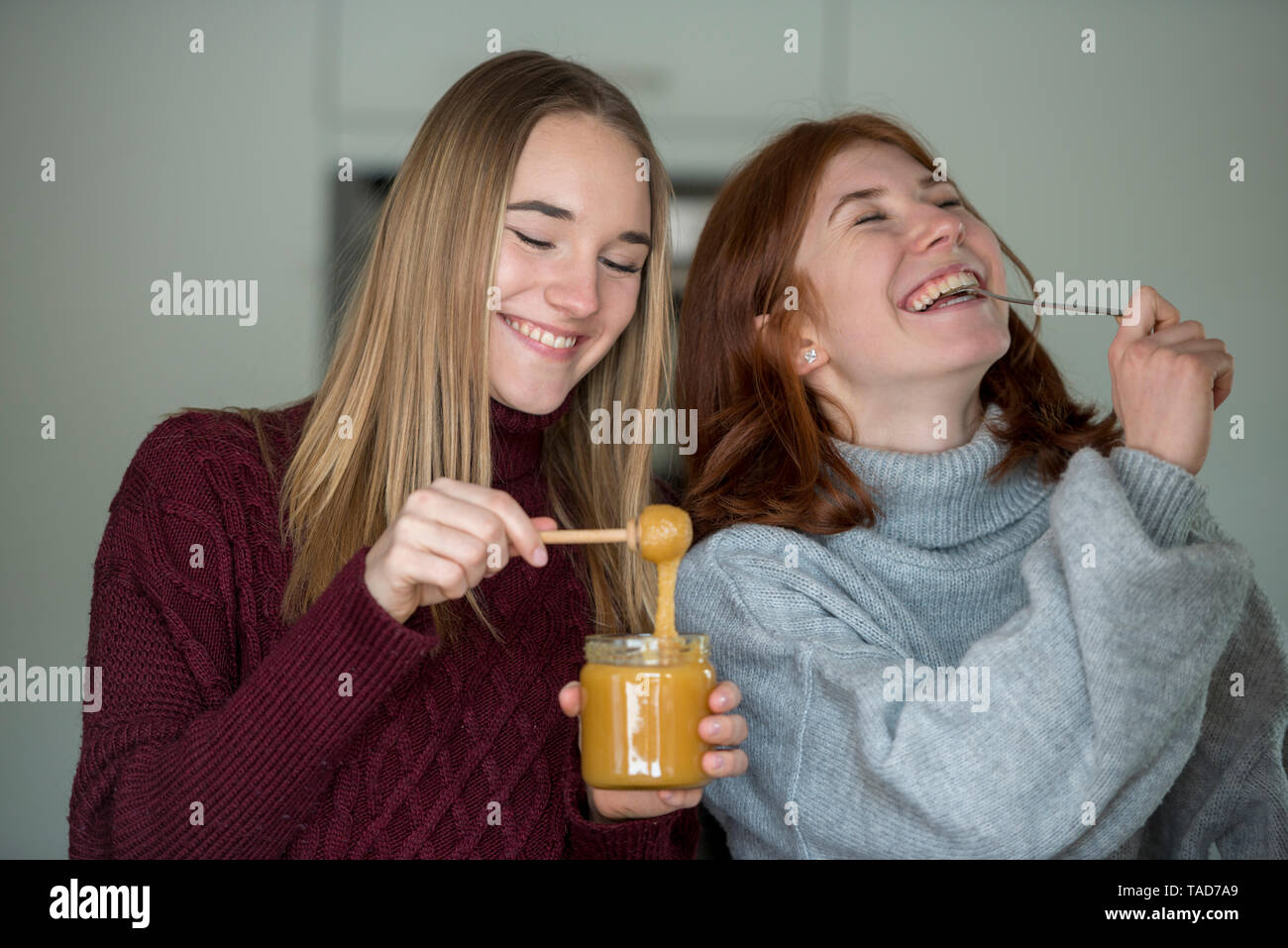 Zwei beste Freunde Verkostung Honig Stockfoto