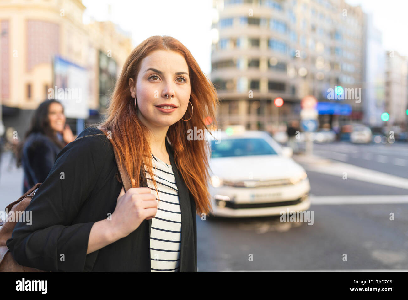 Porträt der rothaarige junge Frau mit nasenpiercing in der Stadt Stockfoto
