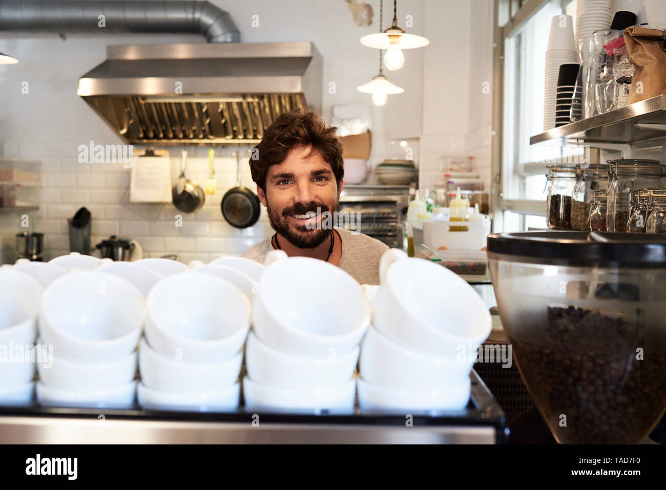 Portrait von lächelnden Barista in einem Coffee Shop Stockfoto