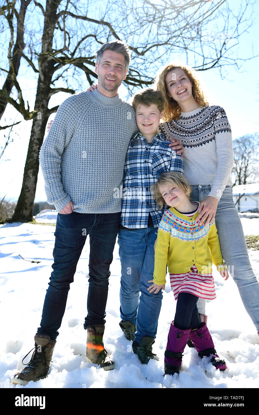 Portrait von Happy Family auf einem Feld im Winter Stockfoto